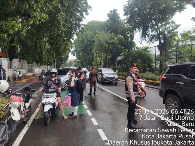 
					Cegah Kemacetan” Polsek Sawah Besar Berikan Pelayanan Pagi Di Jalan Raya