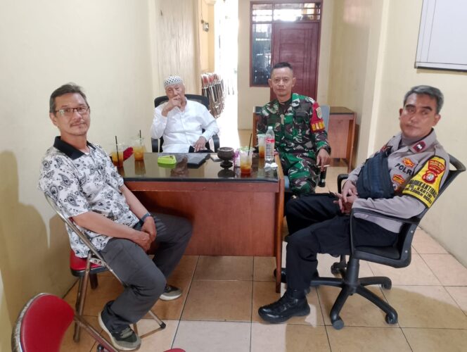 
					Perkuat Sambang, Bhabinkamtibmas Babinsa dan Warga Kartini, Diskusi Usai Hujan Deras