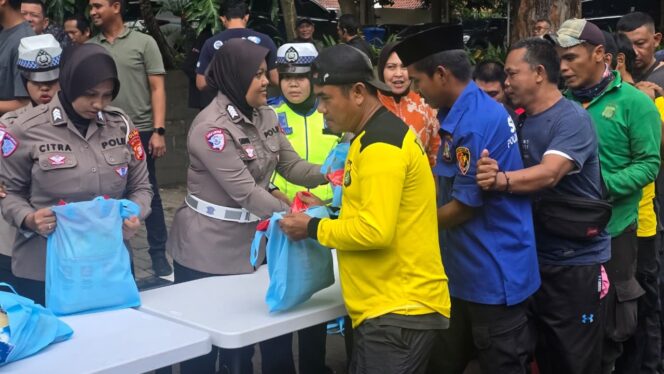 
					Polda Metro Jaya Gelar Jumat Peduli, Bagikan Bantuan untuk Pengemudi Ojol