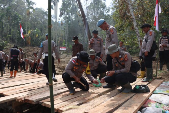 
					Polres Bener Meriah dan Brimob Polda Aceh Bangun Jembatan Darurat di Kampung Setie Kecamatan Timang Gajah
