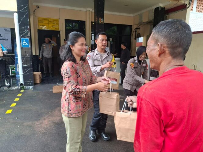 
					Kapolsek Senen Bagikan Bingkisan dalam Kegiatan Jumat Berkah