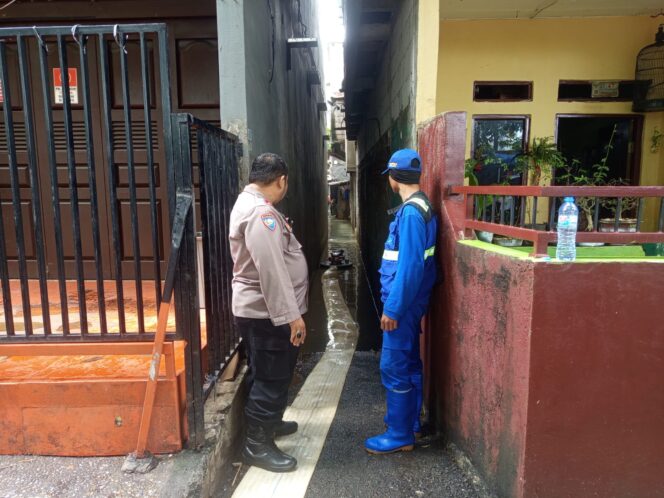 
					Hujan Guyur Petamburan, Bhabinkamtibmas Lakukan Monitoring dan Penyedotan Air