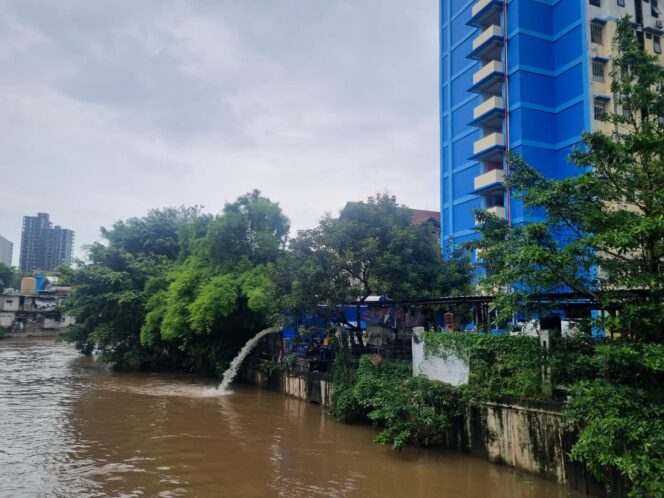 
					Bhabinkamtibmas Bersama Tiga Pilar Monitoring Genangan Air di RW 07 Karet Tengsin Akibat Luapan Kali Krukut