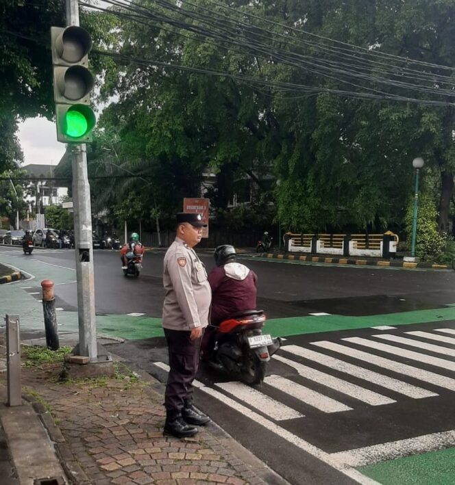 
					Personel Polsubsektor Cut Mutia Siaga, Arus Pagi Cokroaminoto Tetap Lancar