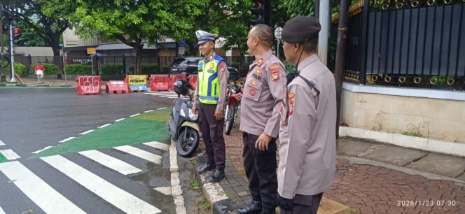 
					Sinergi Polisi Jaga Kelancaran Pagi di TL Imam Bonjol Menteng