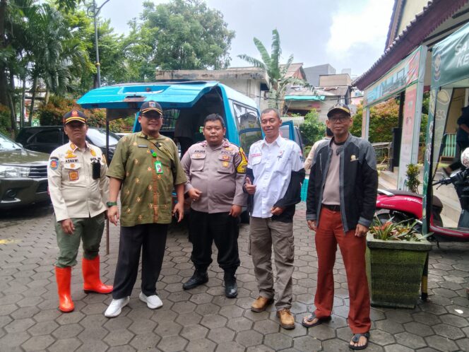 
					Sambang Posko Banjir, Bhabinkamtibmas Petamburan Distribusikan Bantuan Makanan Siap Saji