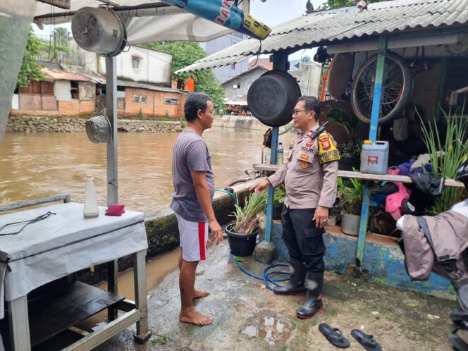 
					Jumat Siang, Bhabinkamtibmas Monitoring Genangan Air di RW 05 Karet Tengsin