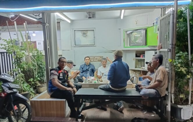 
					Polisi dan Warga Perkuat Benteng Keamanan Malam Hari, Bhabinkamtibmas Kampung Rawa Aktifkan Poskamling