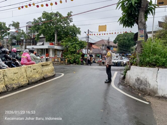 
					Polisi Sigap Amankan Perlintasan KA Kramat Sentiong, Arus Lalu Lintas Johar Baru Tetap Lancar