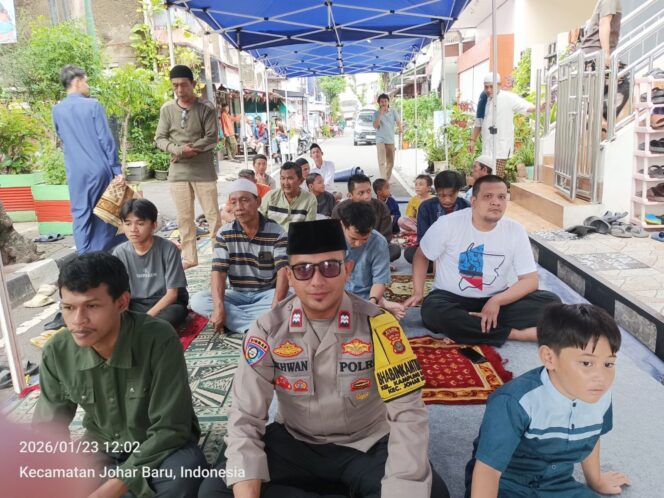 
					Dekatkan Diri dengan Warga, Polisi Gelar Sholat Jumat Keliling di Kampung Rawa