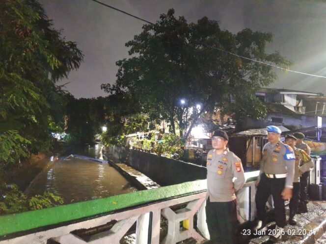 
					Pengecekan Dini Hari, Polisi Pastikan Wilayah Johar Baru Bebas Genangan dan Banjir
