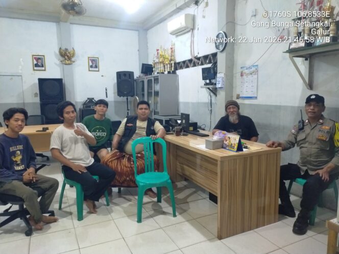 
					Dialog Malam di RW 03 Galur, Polisi dan Warga Perkuat Keamanan Lingkungan