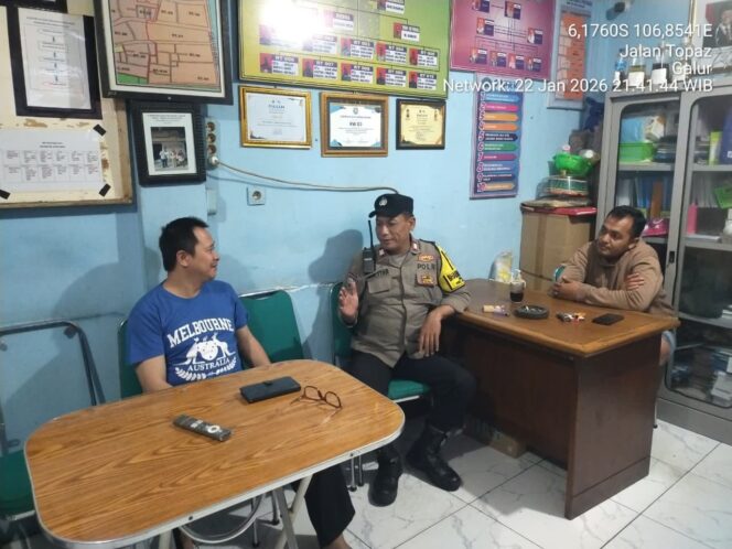 
					Jaga Kondusivitas Malam Hari, Polisi dan Warga RW 03 Galur Perkuat Pos Kamling
