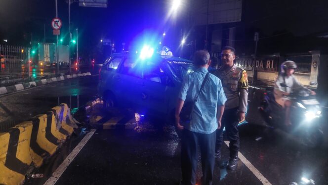 
					Kapolsubsektor Pasar Baru sigap, Bantu Taxi Kecelakaan” Jalan Kembali Lancar