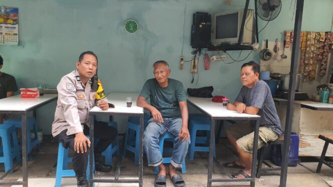 
					Patroli Siang Bhabinkamtibmas Dan FKDM, Sambangi Tempat Usaha Warga Pasar Baru