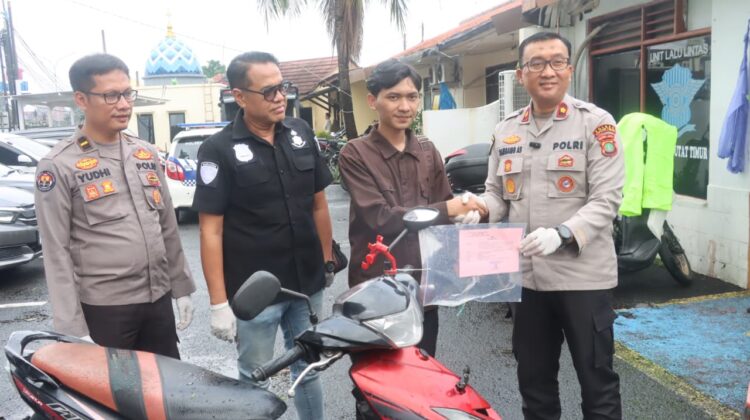 Dua Pelaku Curanmor di Ciputat Timur Ditangkap, Polisi Kembalikan Motor ke Pemilik