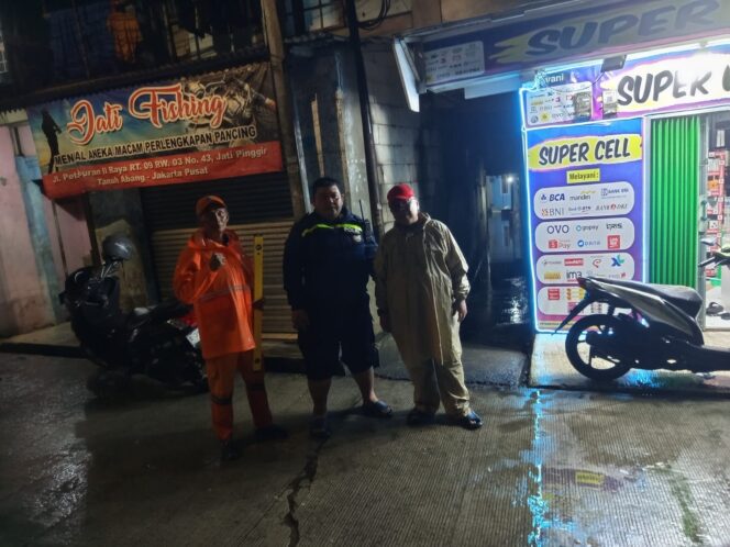 
					Bhabinkamtibmas Petamburan Monitoring Genangan Air di Wilayah Petamburan pada Malam Hari