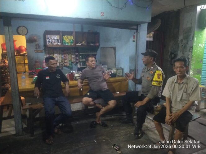 
					Polri Turun Dini Hari, Bhabinkamtibmas Galur Ajak Warga Jaga Lingkungan Aman
