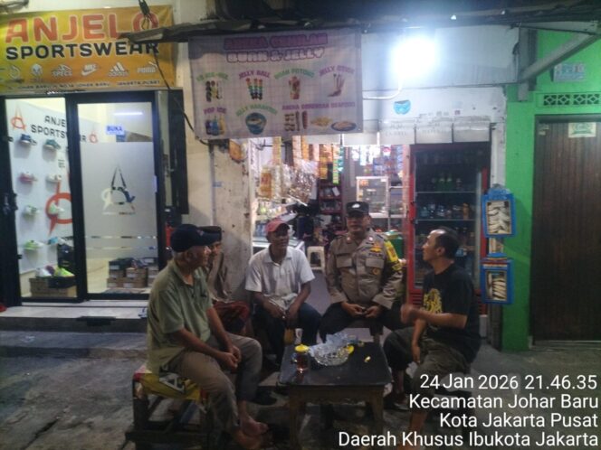 
					Door to Door, Bhabinkamtibmas Johar Baru Perkuat Sinergi Warga Jaga Keamanan