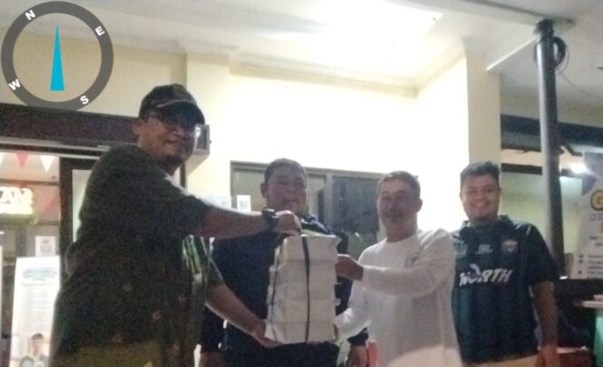 
					Bhabinkamtibmas Petamburan dan PMI Jakarta Pusat Bagikan Makanan Siap Saji untuk Warga Terdampak pada Malam Hari