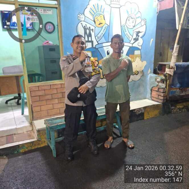 
					Sambang Dinihari Bhabinkamtibmas Pegangsaan Jalin Kedekatan dengan Warga RW 06