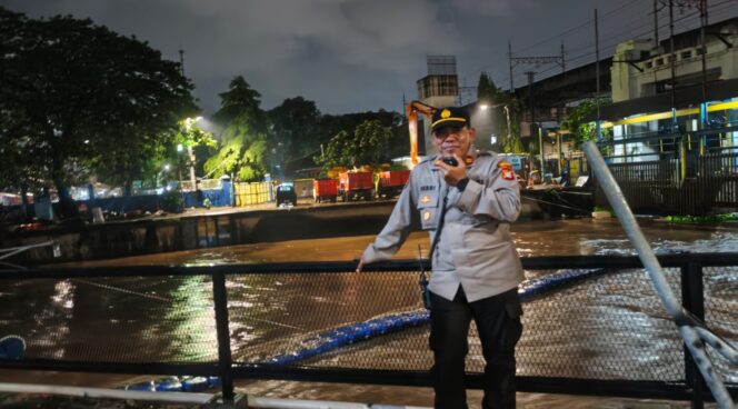 
					Patroli Cipta Kondisi Polsek Metro Menteng Pantau Pintu Air Manggarai, Status Siaga 3