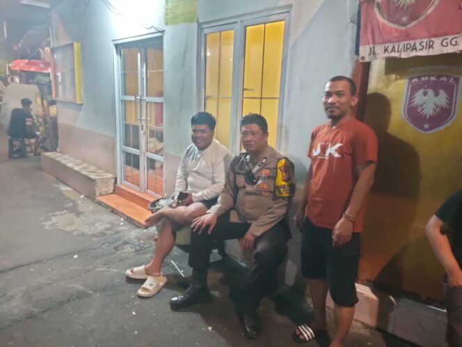 
					Sambang Satkamling Rw 10, Bhabinkamtibmas Kebon Sirih Ajak Warga Jaga Keamanan Lingkungan