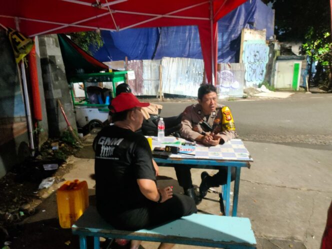 
					Bhabinkamtibmas Kebom Sirih dan Warga Perketat Pengamanan Perbatasan Kalipasir
