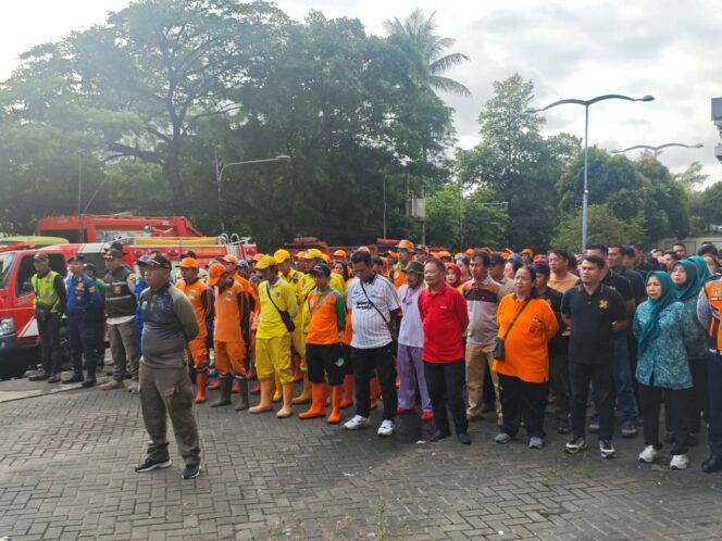 
					Kerja Bhakti Polisi Bersama Tiga Pilar Sawah Besar” Turun Tangan Bersihkan Lingkungan