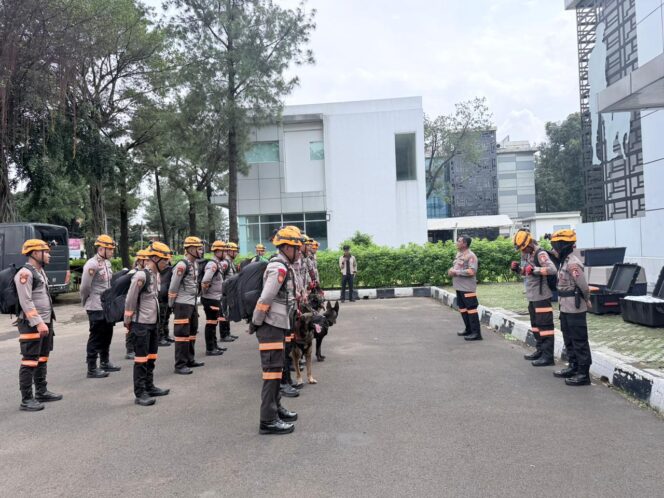 
					DEN K9 SAR DITPOLSATWA KORSABHARA BAHARKAM POLRI PERKUAT PENANGANAN BENCANA LONGSOR DI PASIRLANGU