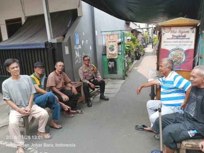 
					Patroli Dialogis, Bhabinkamtibmas Kampung Rawa Sambangi Warga RT 10 RW 04