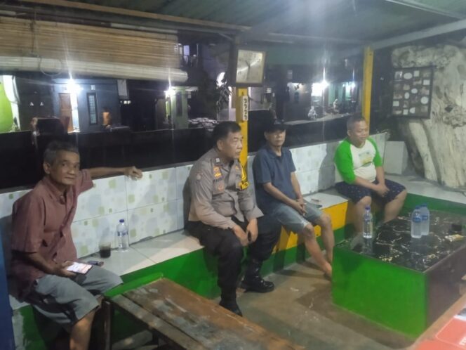 
					Jaga Kampung Saat Dini Hari, Bhabinkamtibmas Tanah Tinggi Aktif Sambangi Poskamling RW 011