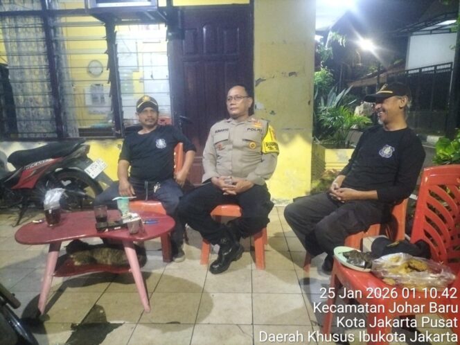 
					Sambangi Pos Kamling RW 09, Polisi dan Warga Johar Baru Perkuat Keamanan Dini Hari