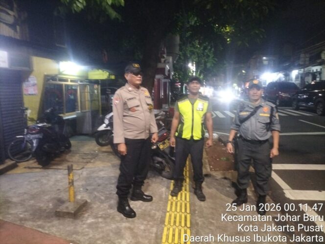 
					Menjaga Malam Tetap Aman, Polisi Sambangi Pos Kamling RW 07 Johar Baru