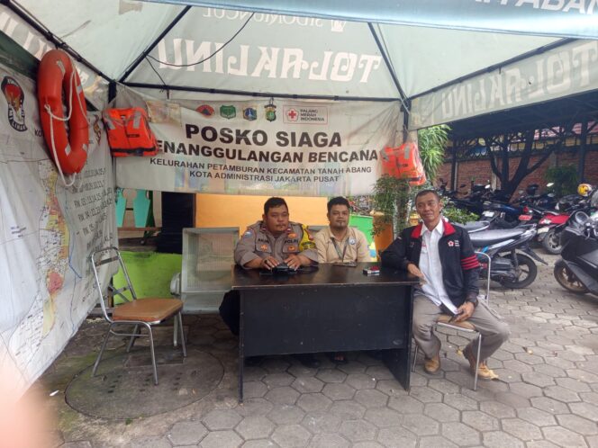 
					Bhabinkamtibmas Kelurahan Petamburan Laksanakan Sambang dan Monitoring Posko Siaga Bencana