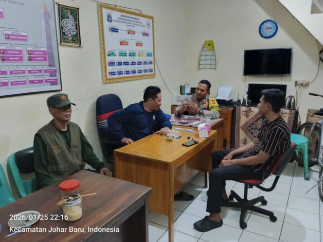 
					Malam Jaga Kampung, Bhabinkamtibmas Kampung Rawa Sambangi Poskamling RW 05