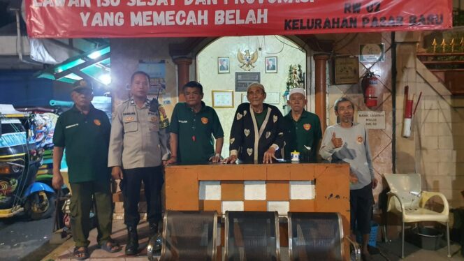 
					Sambang Malam Bhabinkamtibmas, Di Pos Sat Kamling RW. 02 Pasar Baru