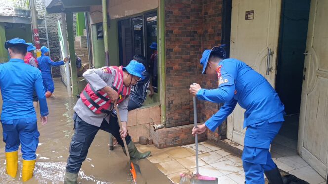 
					Tim SAR Ditpolairud Polda Metro Jaya Bersihkan Rumah dan Mushola Terdampak Banjir di Kebon Pala
