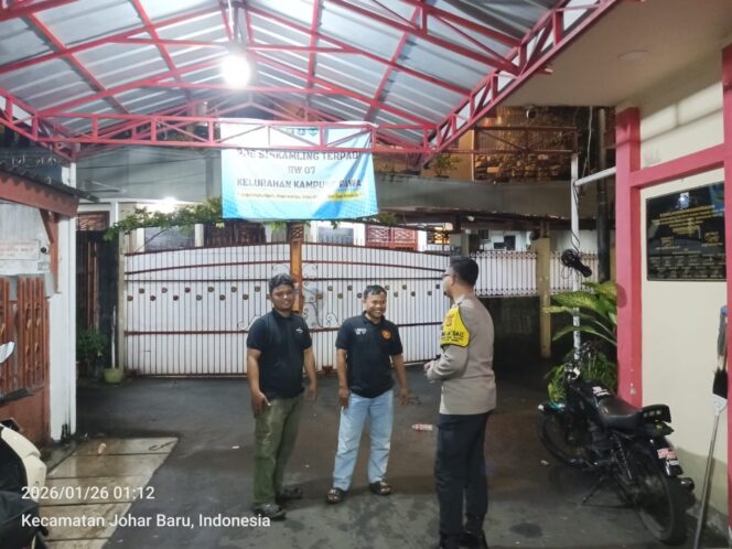 
					Patroli Malam, Polisi Sambangi Pos Kamling RW 07 Kampung Rawa
