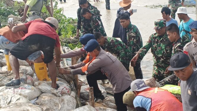 
					Tanggul Jebol di Muara Gembong, Brimob Bersama TNI dan Warga Bahu-Membahu Lakukan Penanganan