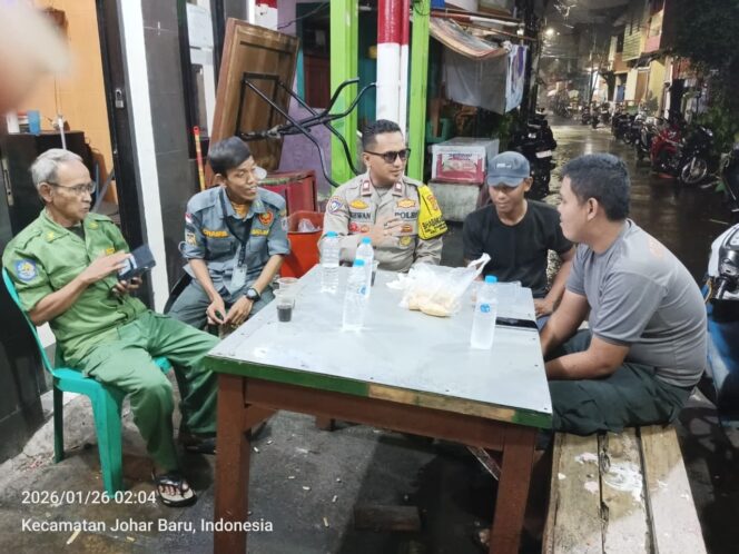 
					Menembus Sunyi Malam, Polisi Sambangi Pos Siskamling RW 02 Kampung Rawa