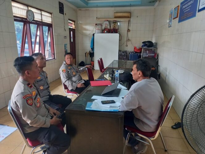 
					Kapolsek Senen Bersama Jajaran Sambang RW 01 Kramat, Perkuat Sinergi dan Cooling System Kamtibmas