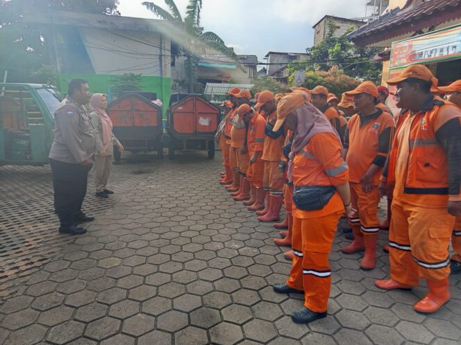 
					Bhabinkamtibmas Petamburan Bersama Kasi Ekbang Kelurahan Ambil Apel Sore PPSU, Sampaikan Pesan Kamtibmas Antisipasi Banjir dan Kebakaran