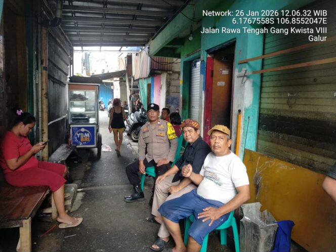 
					Sentuhan Humanis Polri: Bhabinkamtibmas Takziah Warga RW 04 Galur