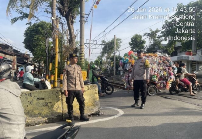
					Polsek Johar Baru Pastikan Keamanan dan Kelancaran Lalin Sore Hari di Perlintasan KA