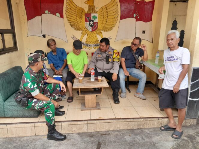 
					Sinergitas TNI–Polri, Bhabinkamtibmas Bersama Babinsa Sambangi Warga RT 02/04 Petamburan