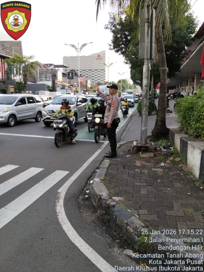 
					Pelayanan Masyarakat, Polsek Metro Tanah Abang Gelar Police Hazard di TL Penjernihan