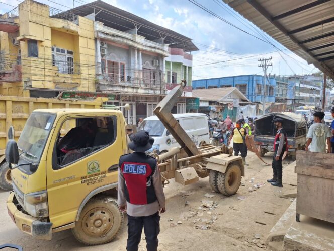 
					Dari Jalan Tergenang ke Bengkel Perbaikan, Polisi gunakan towing Evakuasi Mobil Warga Pascabanjir