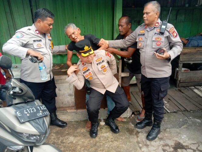 
					Dipimpin Kapolsek, Respon Cepat Polsek Kemayoran Selamatkan Warga Sesak Napas
