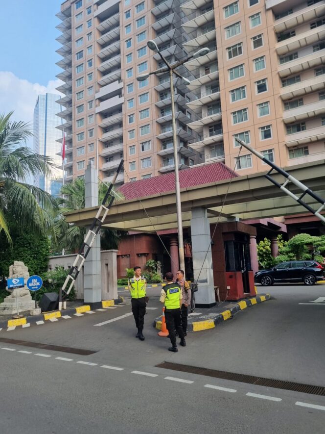 
					Bhabinkamtibmas Karet Tengsin Sambangi Security Apartemen Istana Sahid, Perkuat Kewaspadaan Lingkungan